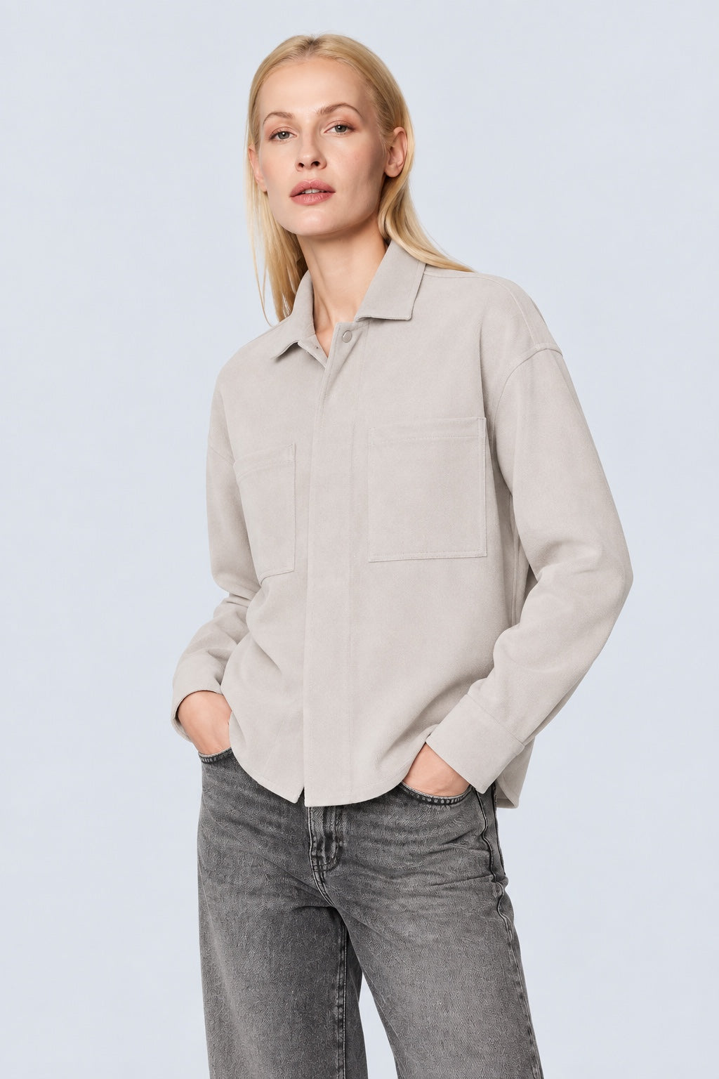 Sweat‑Jacke aus Baumwoll‑Mix mit Hemdkragen und Brusttaschen in off white, Ansicht 2