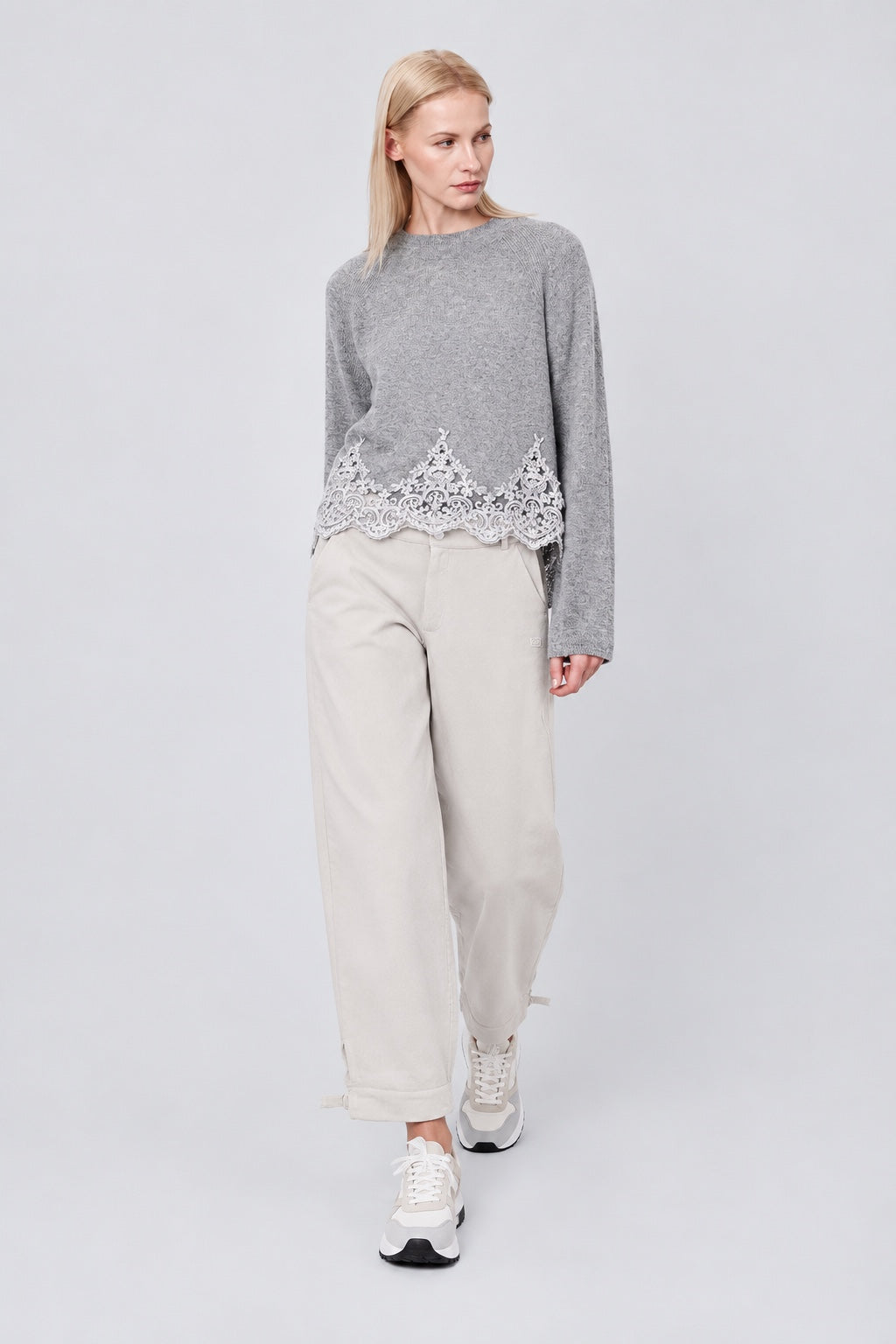 Sweat‑Hose aus Baumwoll‑Mix mit schmal zulaufendem Bein in off white