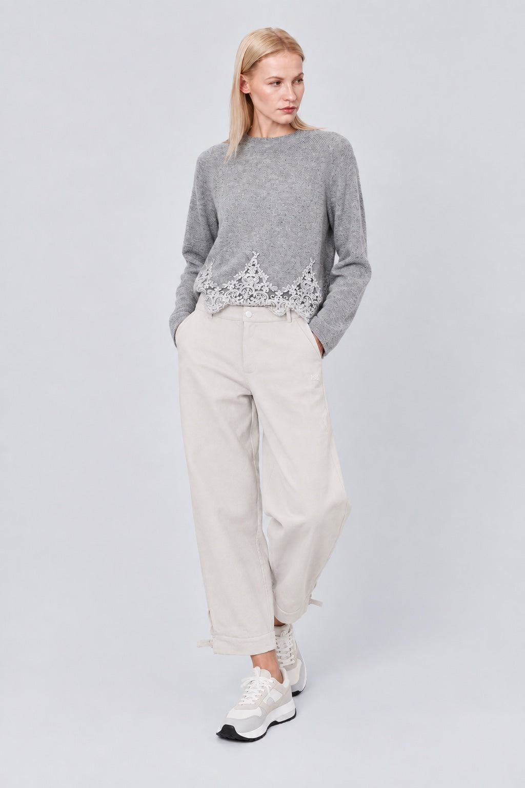 Sweat‑Hose aus Baumwoll‑Mix mit schmal zulaufendem Bein in off white, Ansicht 2