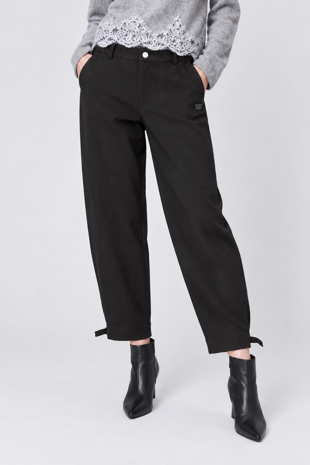Sweat‑Hose aus Baumwoll‑Mix mit schmal zulaufendem Bein in black, Ansicht 2