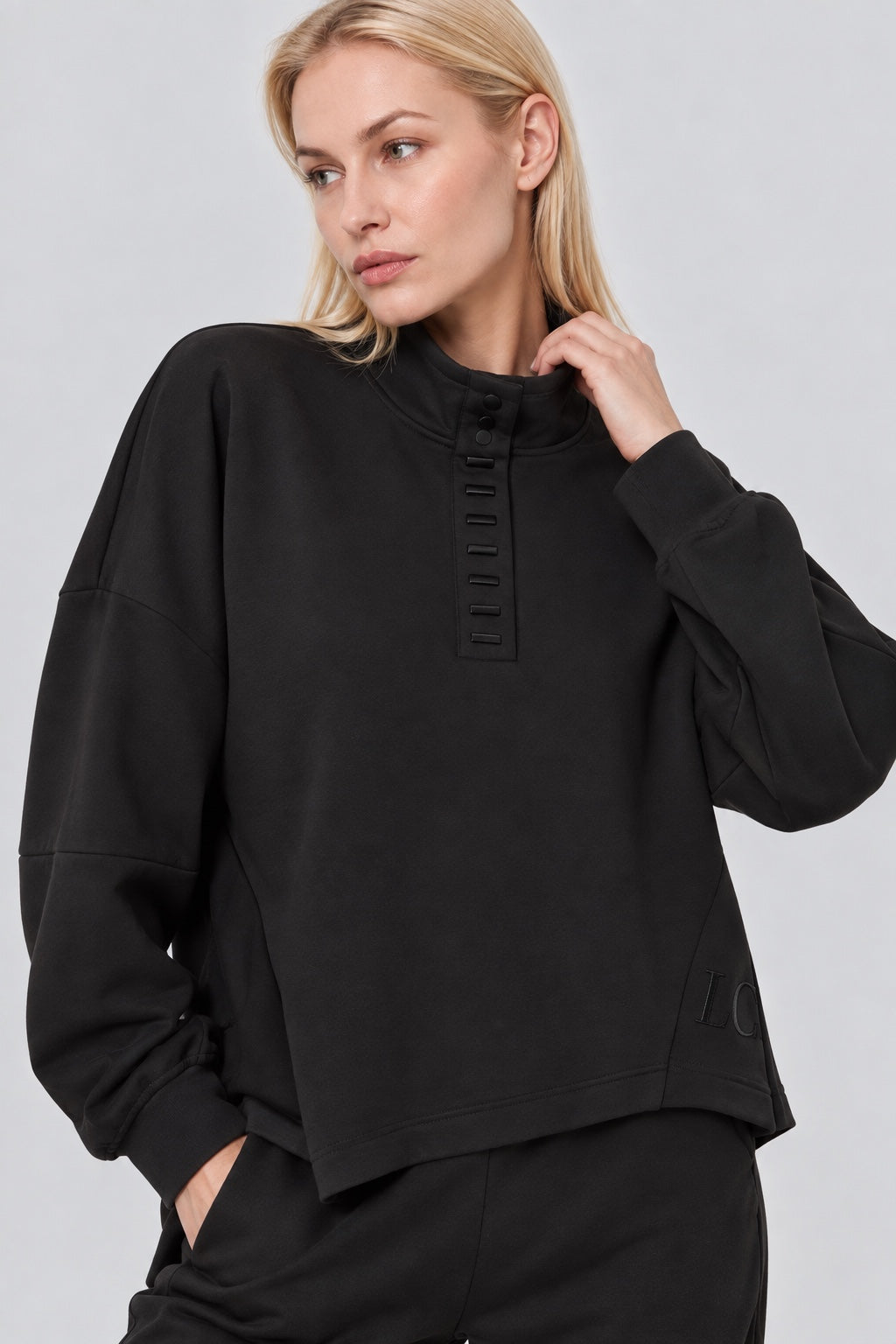 Sweatshirt mit Stehkragen und Zierknopfleiste in black, Ansicht 2