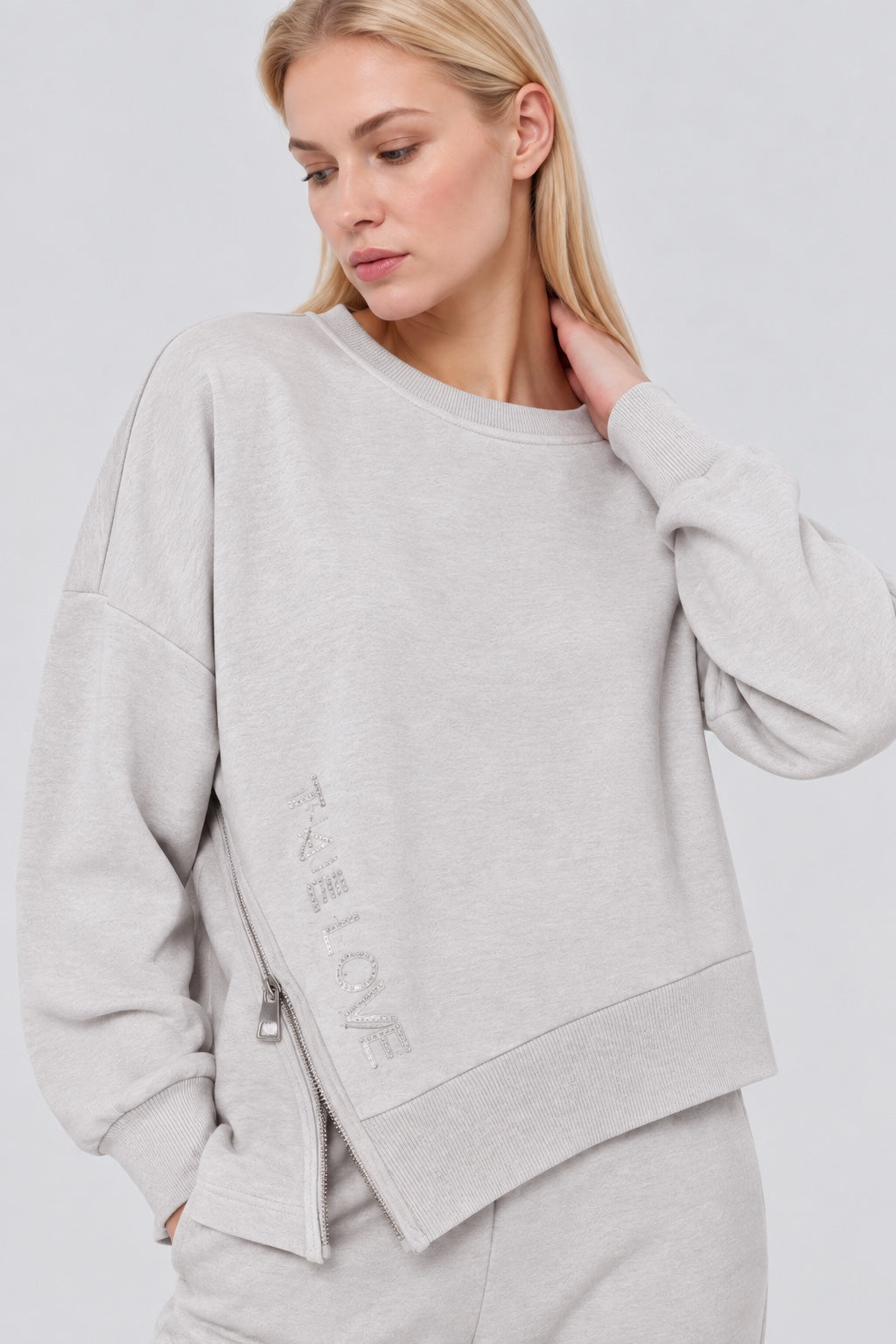 Sweatshirt aus Baumwoll‑Mix mit Strass‑Rückendetail und Layering‑Optik in off white