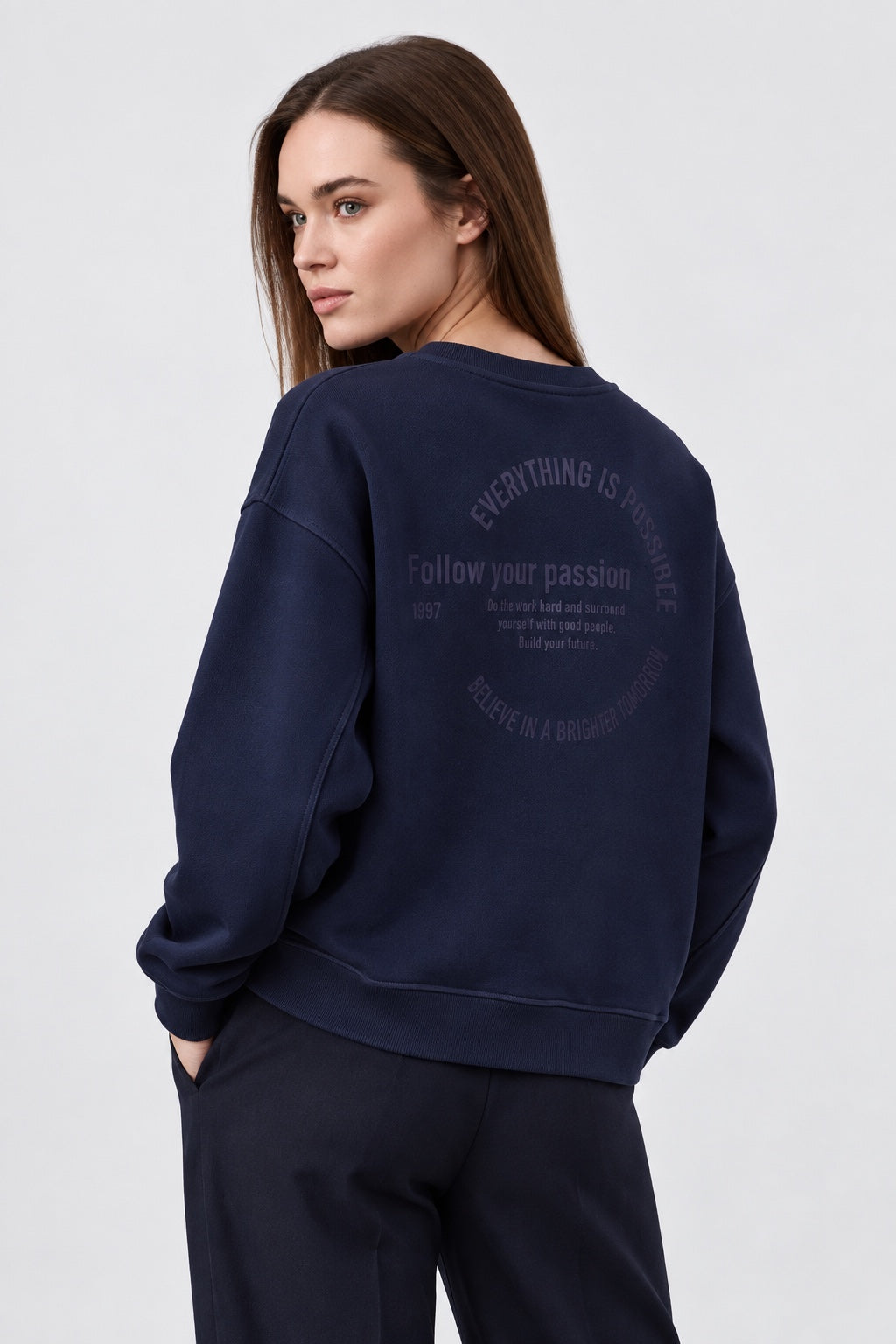 Oversize-Sweatshirt aus Baumwoll-Mix mit Rückenprint in navy, Ansicht 2