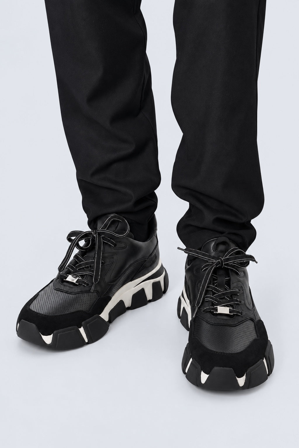 Leder-Sneaker mit Perforation und Chunky-Sohle in black