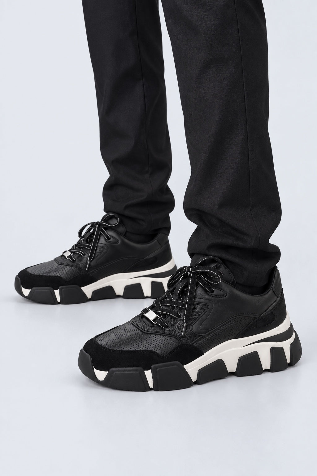 Leder-Sneaker mit Perforation und Chunky-Sohle in black, Ansicht 2