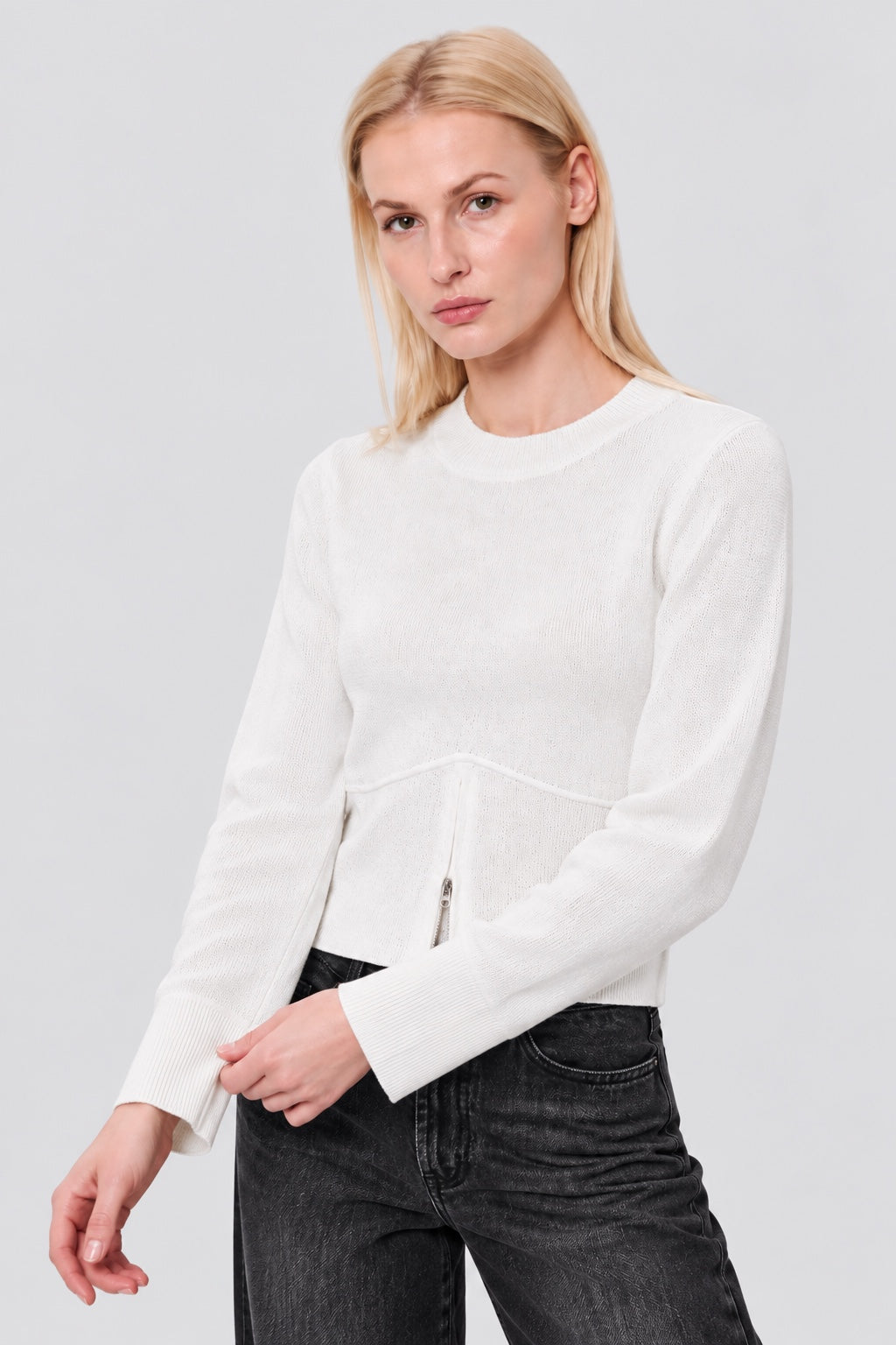 Feinstrick‑Pullover aus Viskose‑Polyamid‑Mix mit Reißverschlussdetail in off white, Ansicht 3