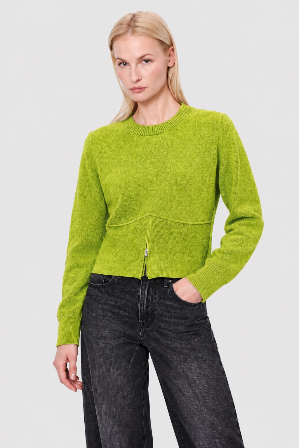 Feinstrick‑Pullover aus Viskose‑Polyamid‑Mix mit Reißverschlussdetail in green glow, Ansicht 2