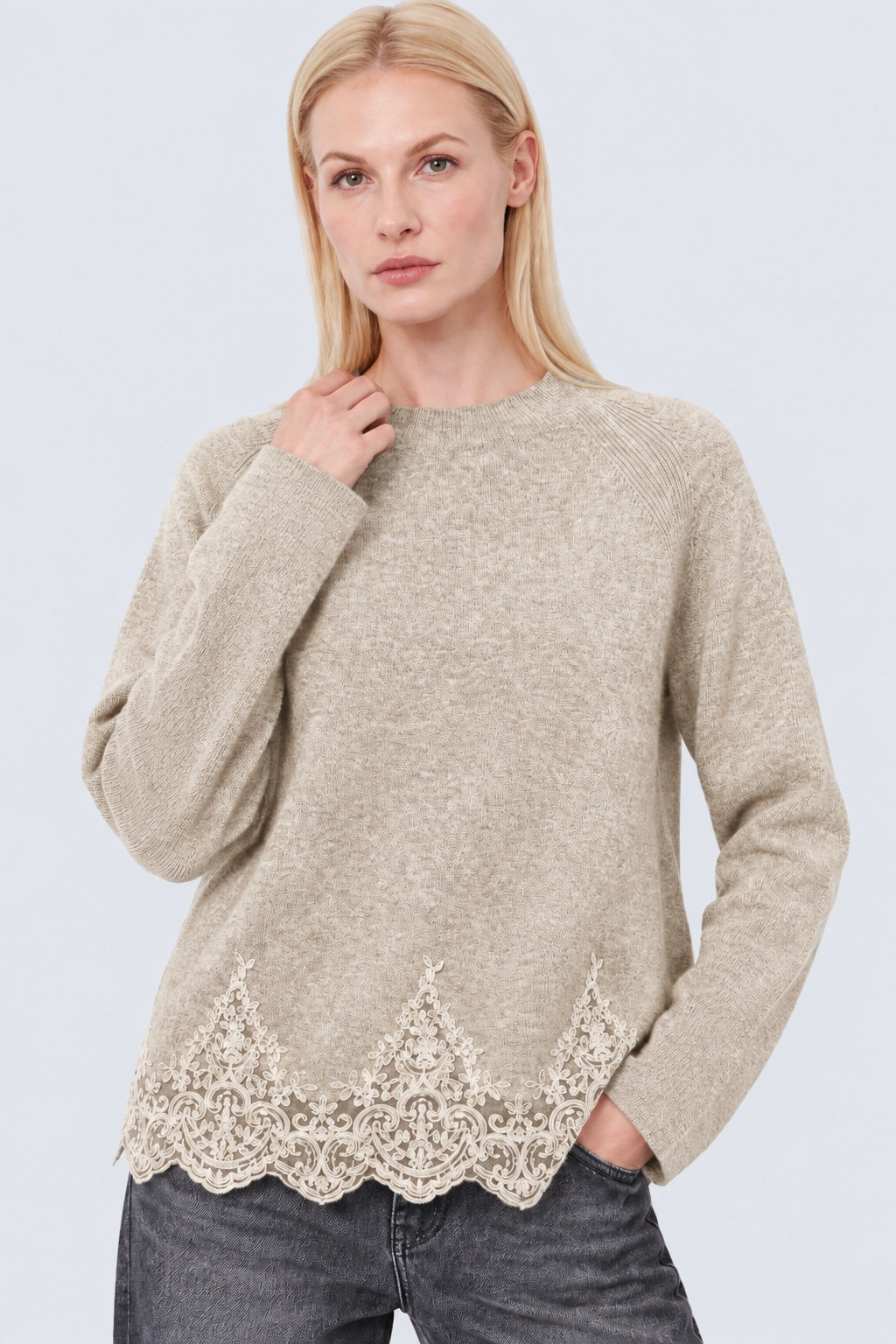 Strickpullover aus Woll‑Viskose‑Polyamid‑Mix mit Spitzensaum in off white, Ansicht 2