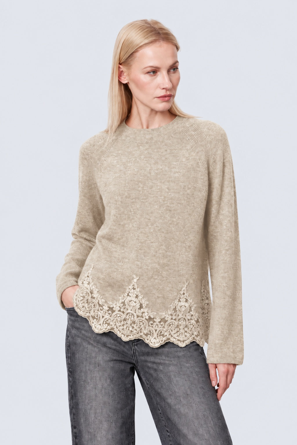 Strickpullover aus Woll‑Viskose‑Polyamid‑Mix mit Spitzensaum in off white, Ansicht 3