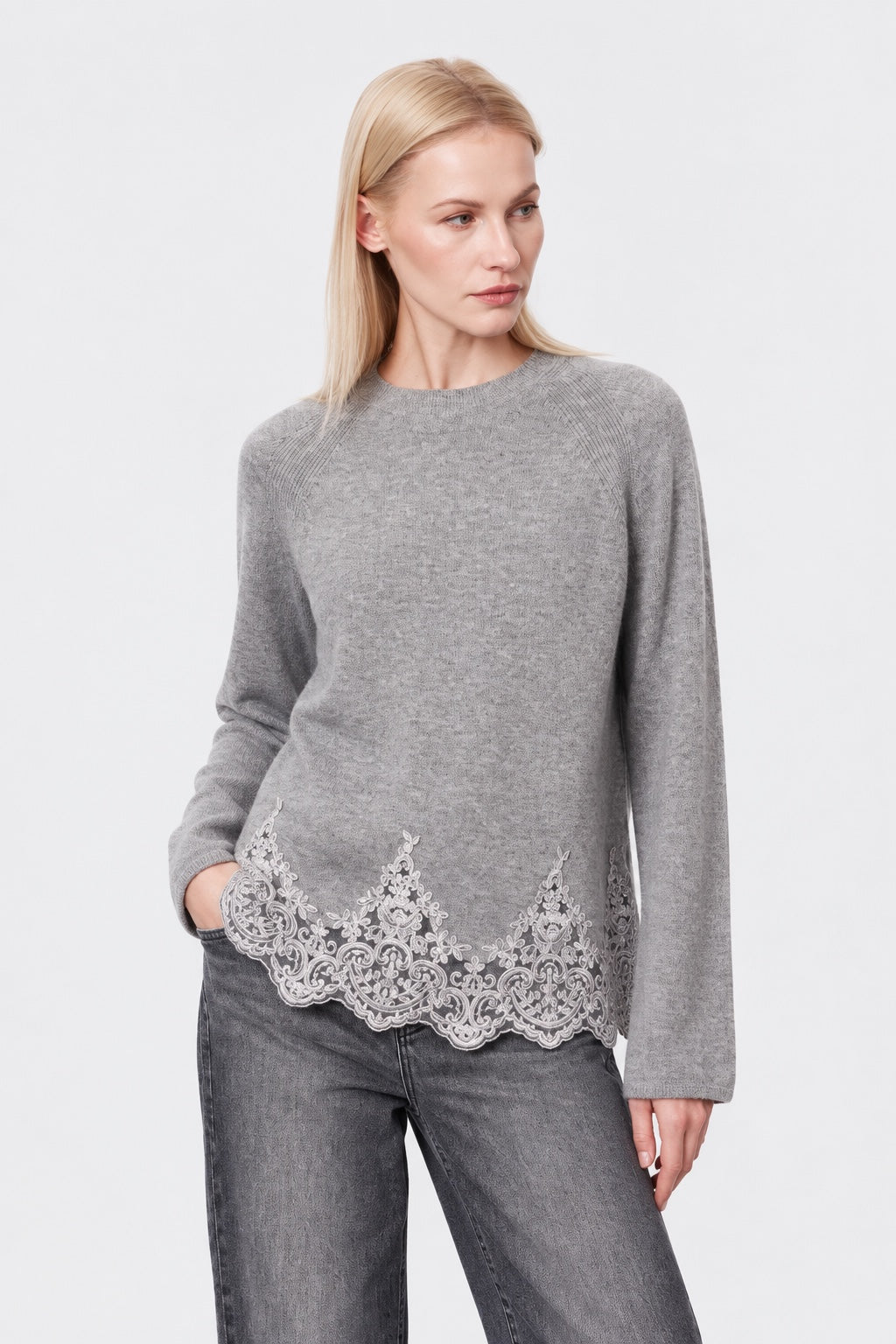 Strickpullover aus Woll‑Viskose‑Polyamid‑Mix mit Spitzensaum in grey mel, Ansicht 3
