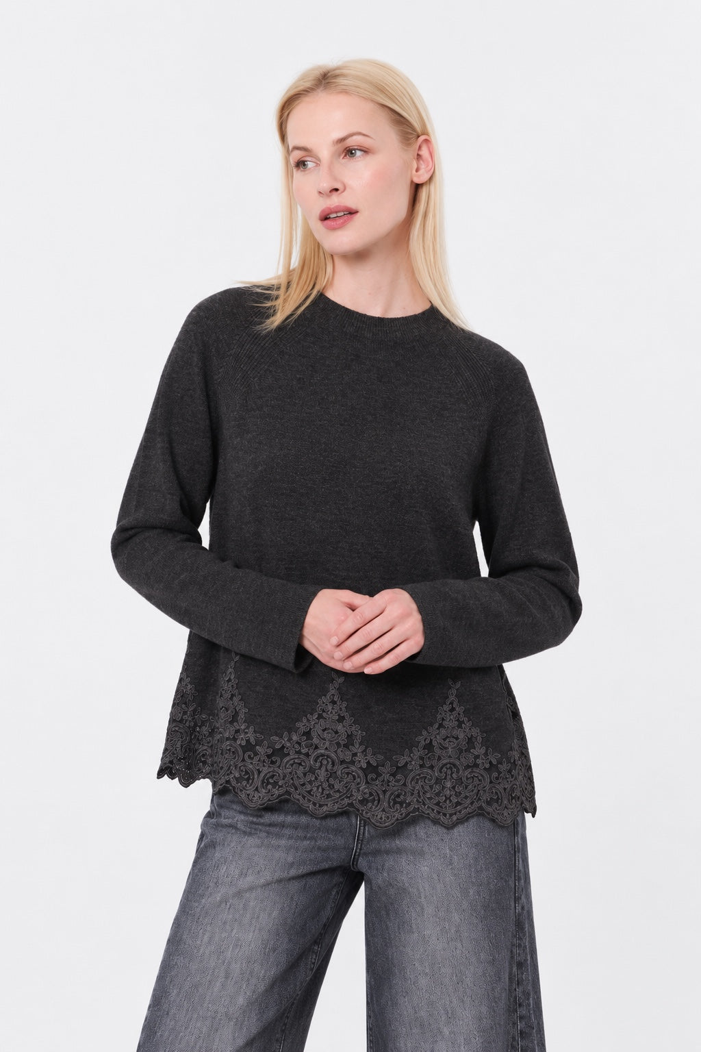 Strickpullover aus Woll‑Viskose‑Polyamid‑Mix mit Spitzensaum in black