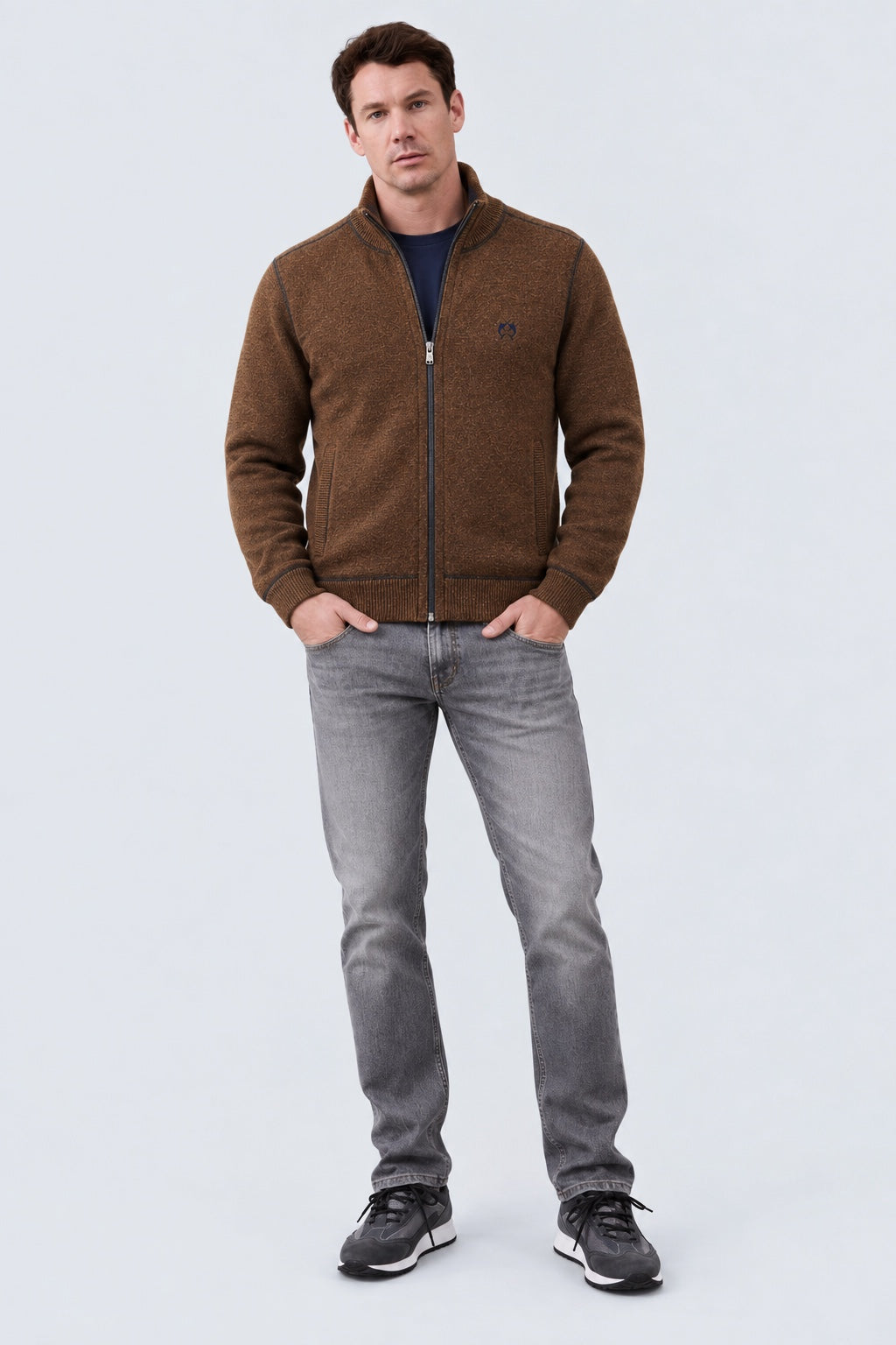 Strickjacke aus Lambswoll‑Mix mit Stehkragen und Reißverschluss in brown combi 1