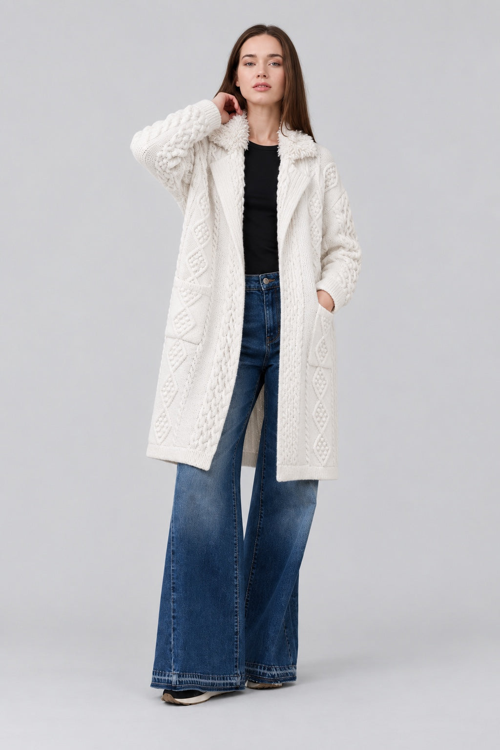 Strickjacke aus Strukturstrick mit Teddykragen in off white, Ansicht 2