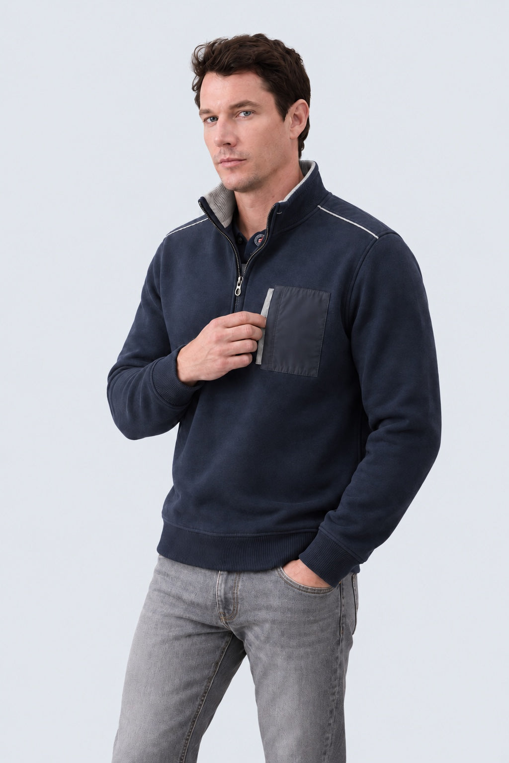 Sweatshirt mit Stehkragen und Brusttasche in navy, Ansicht 2