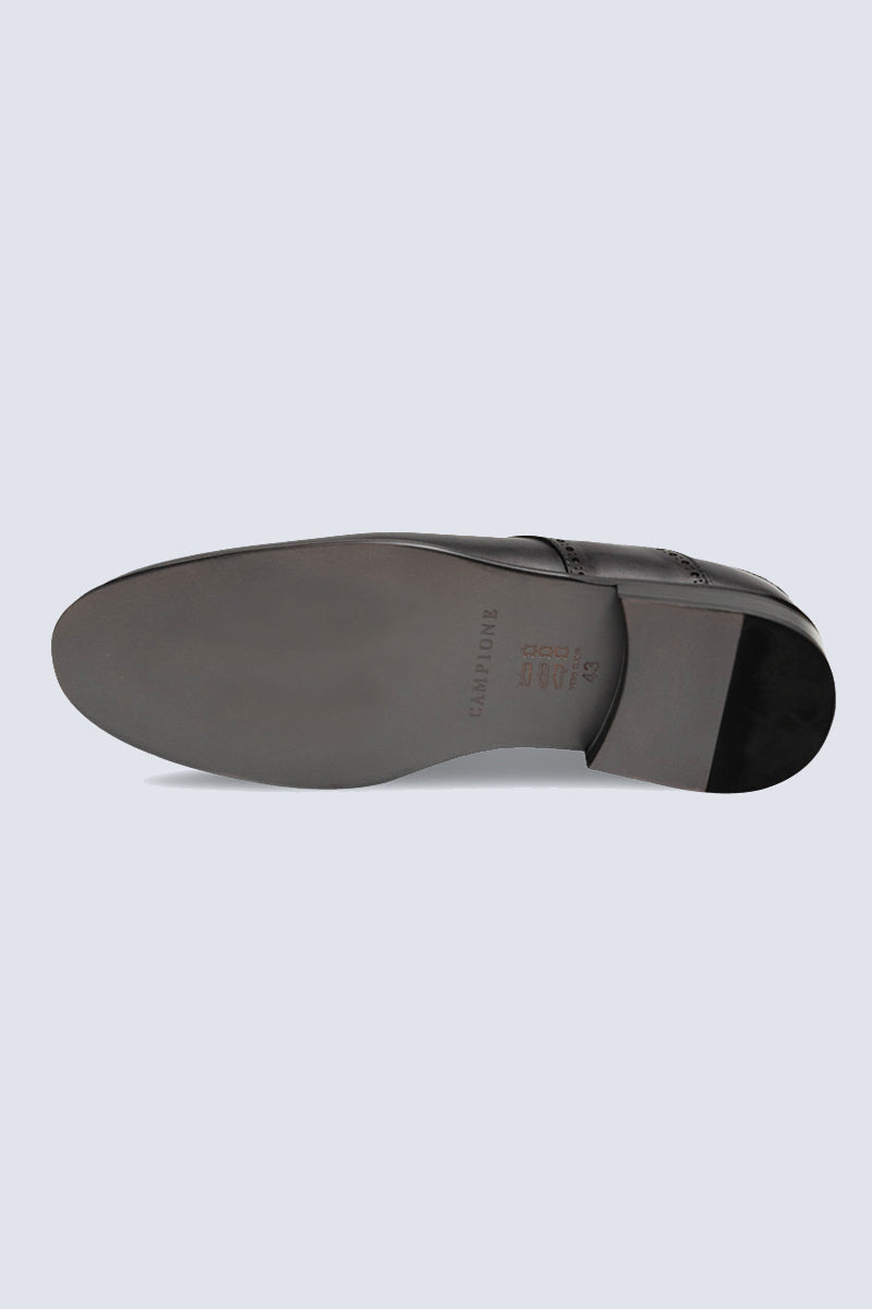 Elegant Derby brogue with lyre perforation, welt seam and leather outsole.