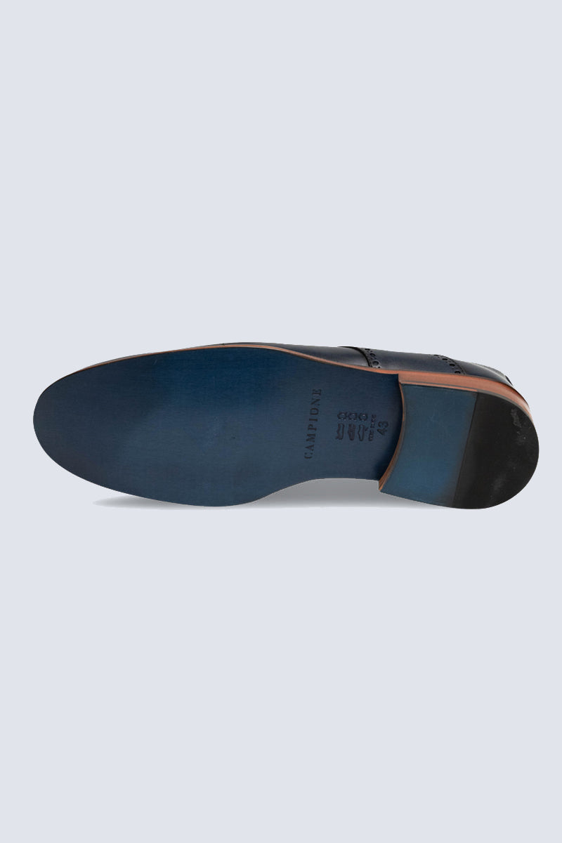 Elegant Derby brogue with lyre perforation, welt seam and leather outsole.
