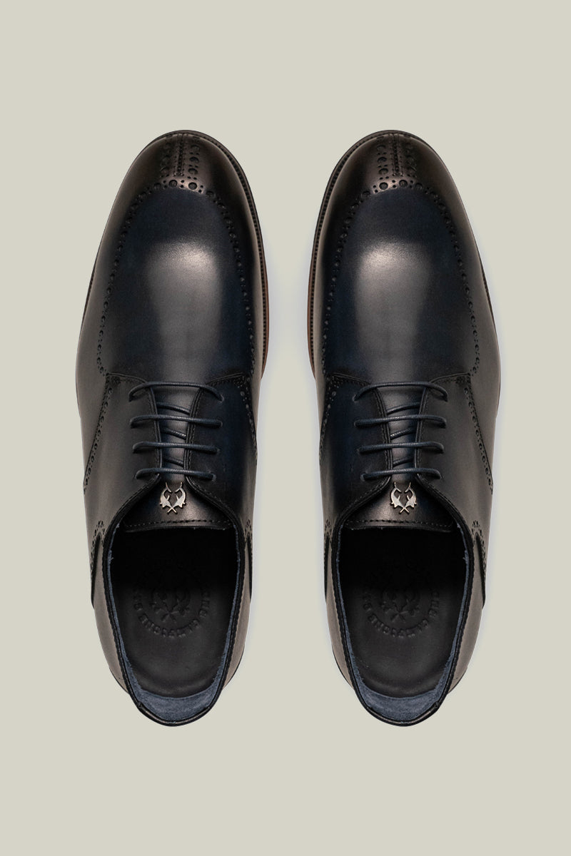 Elegant Derby brogue with lyre perforation, welt seam and leather outsole.