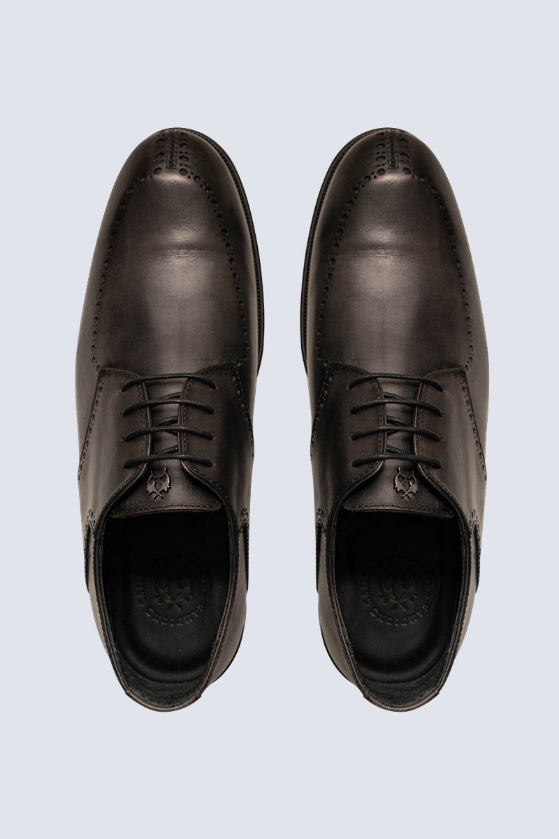 Elegant Derby brogue with lyre perforation, welt seam and leather outsole.