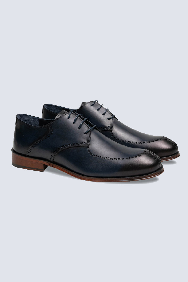 Elegant Derby brogue with lyre perforation, welt seam and leather outsole.
