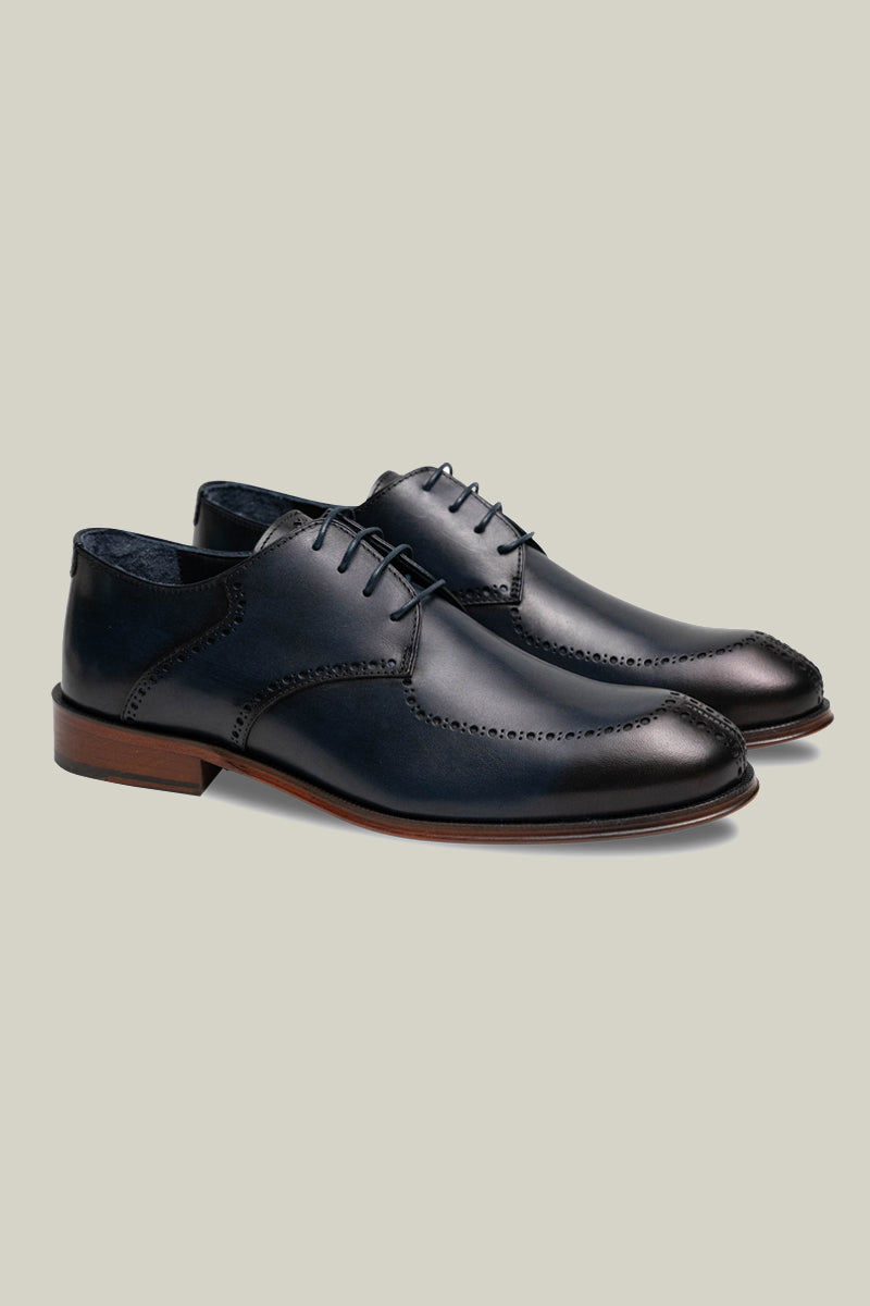 Elegant Derby brogue with lyre perforation, welt seam and leather outsole.