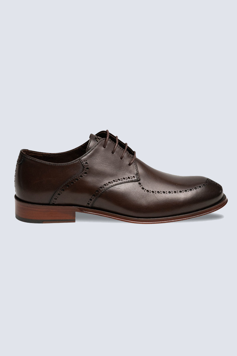 Elegant Derby brogue with lyre perforation, welt seam and leather outsole.