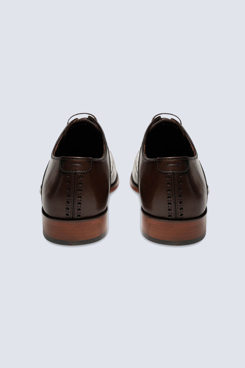 Elegant Derby brogue with lyre perforation, welt seam and leather outsole.