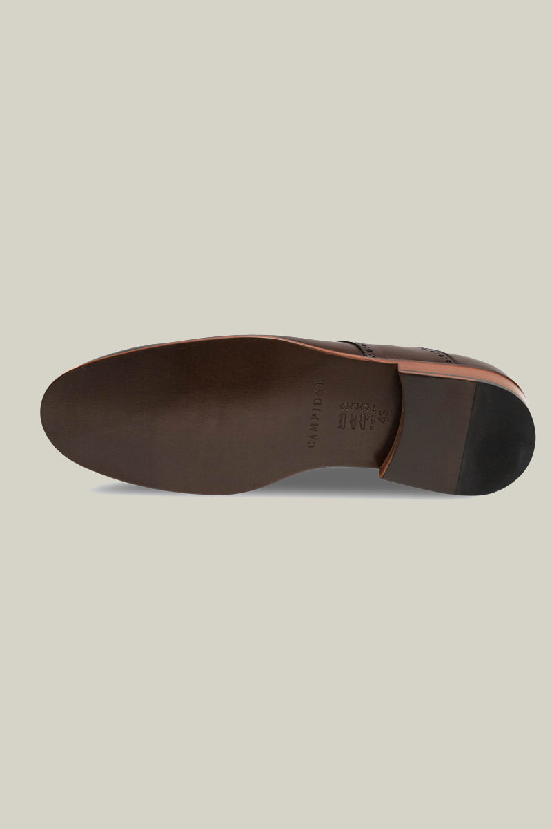 Elegant Derby brogue with lyre perforation, welt seam and leather outsole.