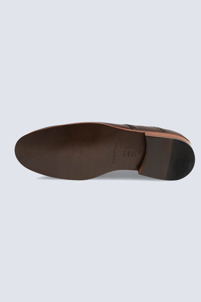 Elegant Derby brogue with lyre perforation, welt seam and leather outsole.