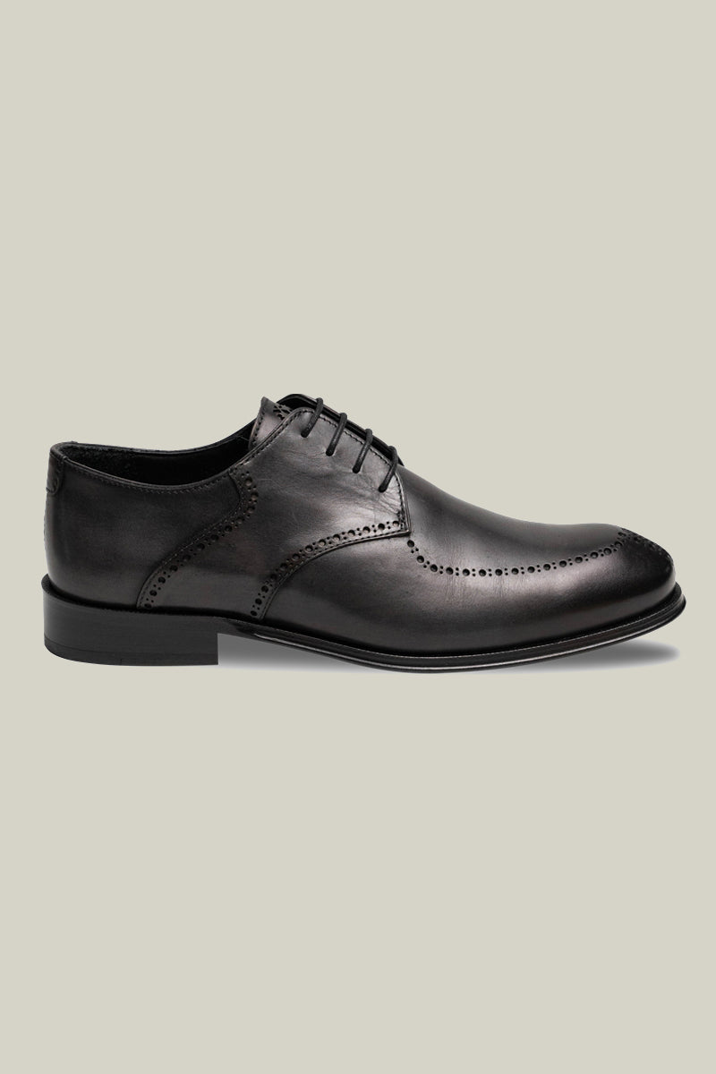 Elegant Derby brogue with lyre perforation, welt seam and leather outsole.