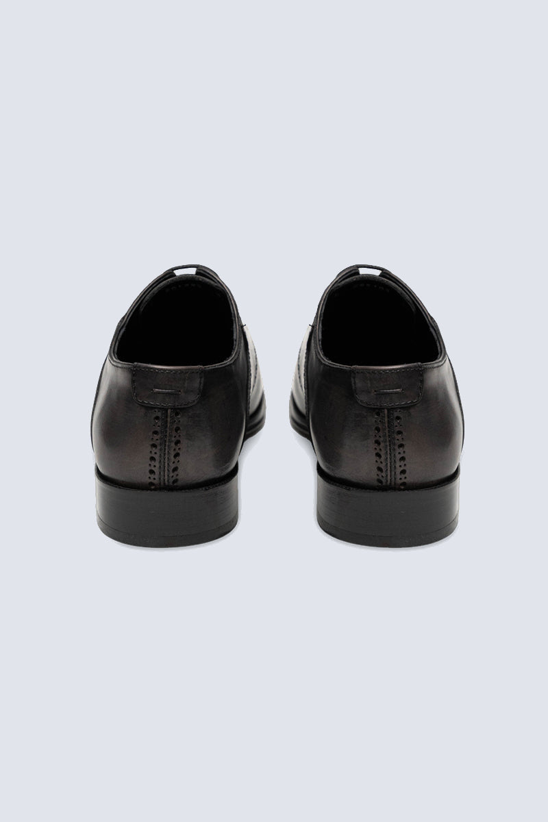 Elegant Derby brogue with lyre perforation, welt seam and leather outsole.