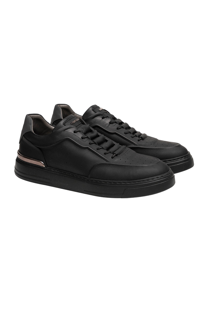 Sneaker aus Leder mit verdeckter Schnürung.