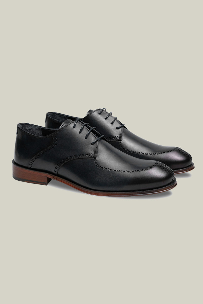 Elegant Derby brogue with lyre perforation, welt seam and leather outsole.
