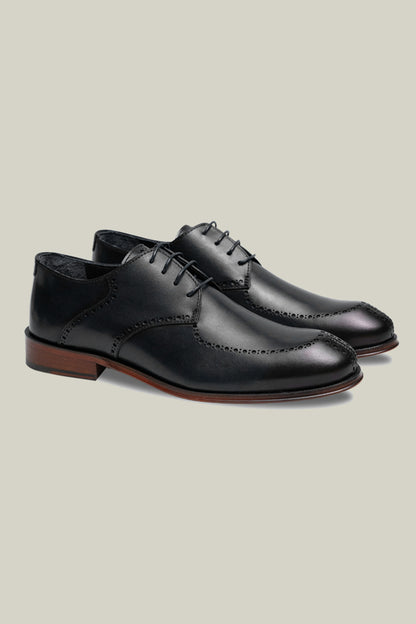 Elegant Derby brogue with lyre perforation, welt seam and leather outsole.