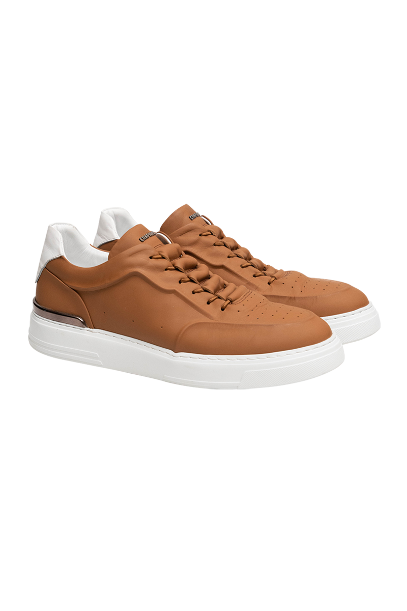 Sneaker aus Leder mit verdeckter Schnürung.