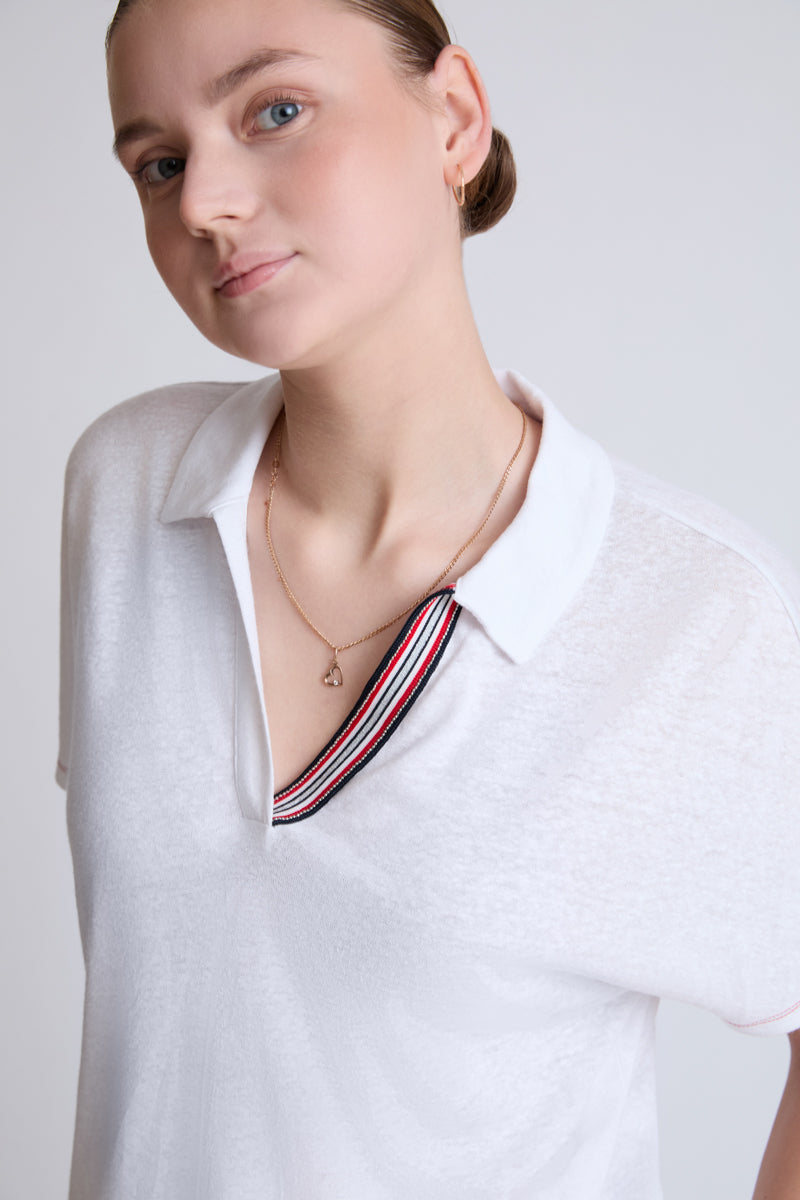 Polo-Shirt aus Viskose-Leinen mit kontrastiertem V-Ausschnitt