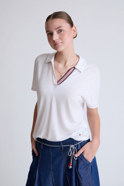 Polo-Shirt aus Viskose-Leinen mit kontrastiertem V-Ausschnitt