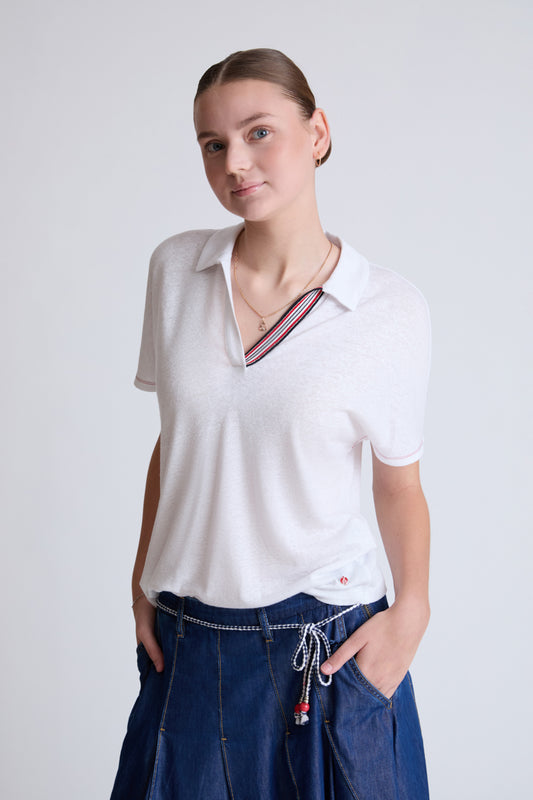 Polo-Shirt aus Viskose-Leinen mit kontrastiertem V-Ausschnitt