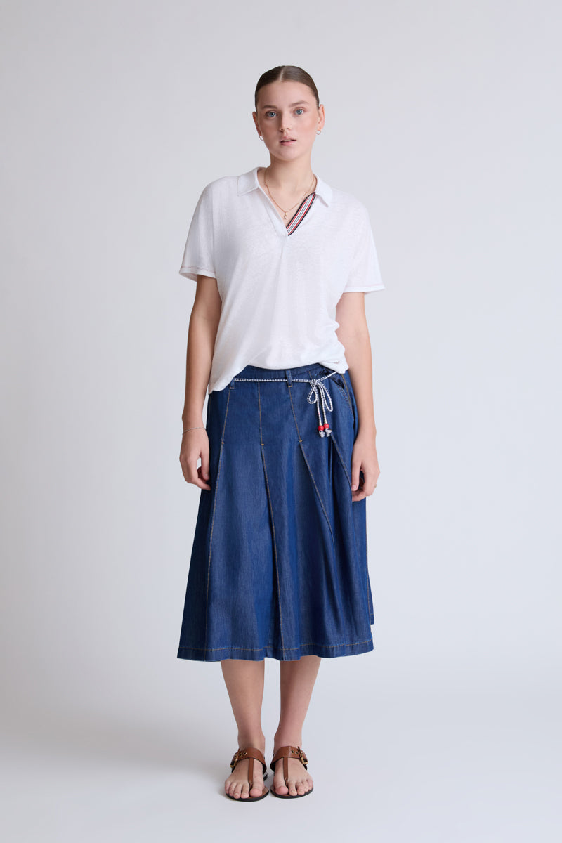 Polo-Shirt aus Viskose-Leinen mit kontrastiertem V-Ausschnitt