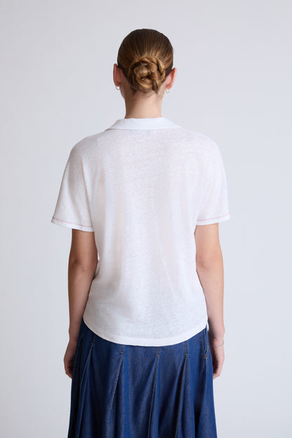 Polo-Shirt aus Viskose-Leinen mit kontrastiertem V-Ausschnitt