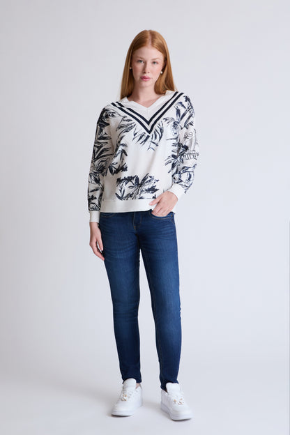 Elegant V-neck sweater in a viscose-polyamide blend