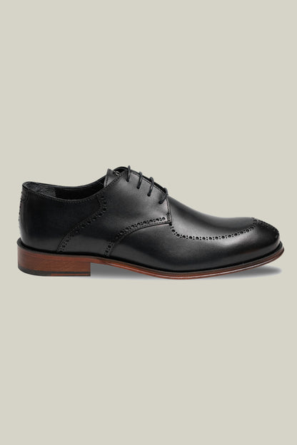 Elegant Derby brogue with lyre perforation, welt seam and leather outsole.