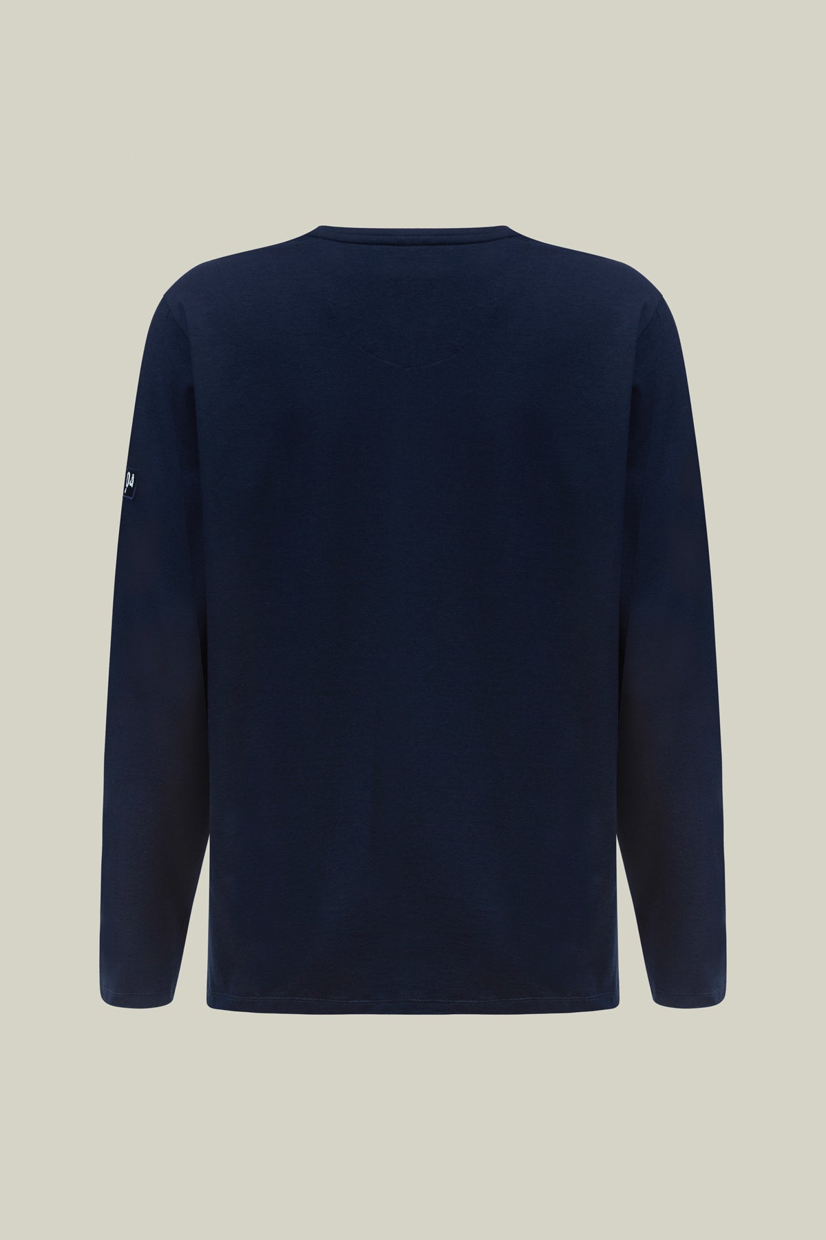 Herren-Langarmshirt mit Rundhals – Hochwertige Materialmischung, feine Stickerei und markante Ziernähte für einen maskulinen, zeitlosen Look.