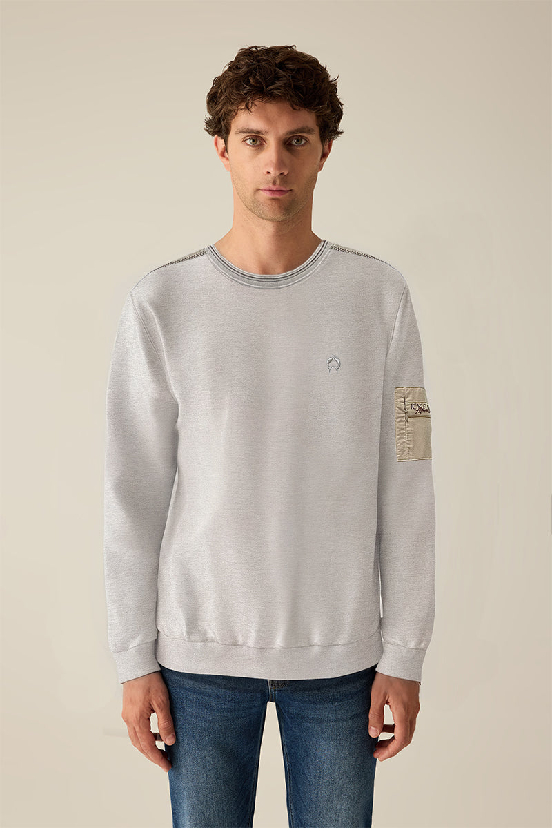Herren-Sweatshirt – In markanter Selenik-Struktur mit Rundhals, Cord-Details und rmeltasche mit Stickerei.