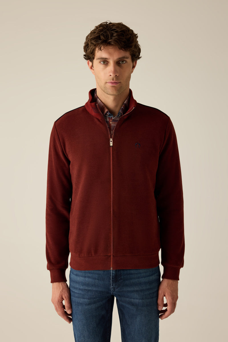 Herren-Cardigan in Selenik-Optik – Mit Reißverschluss, Stehkragen und Logostickerei, sportiv und elegant.
