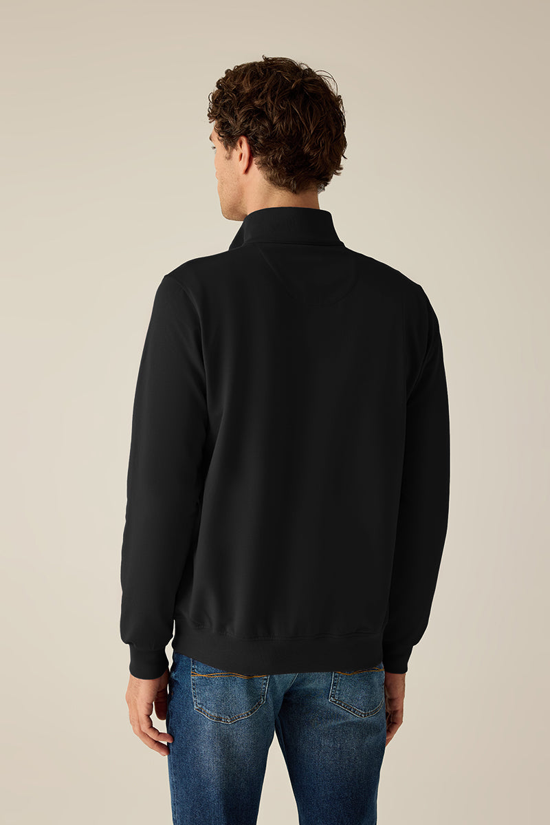 Fermuarlı ve şeritli erkek sweatshirt.