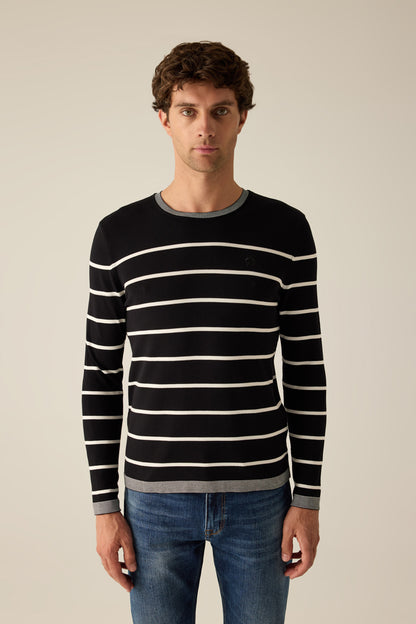 Herrenpullover in Black-White mit feinen Streifen – stilvoll & zeitlos