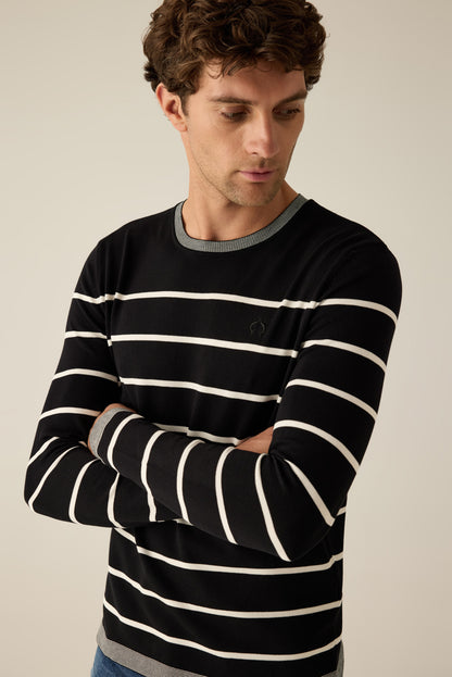 Herrenpullover in Black-White mit feinen Streifen – stilvoll & zeitlos