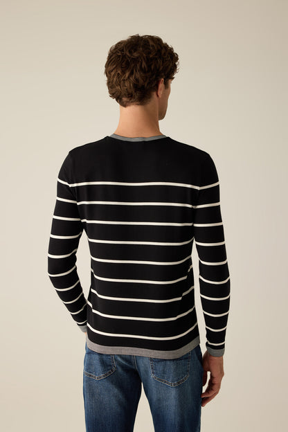 Herrenpullover in Black-White mit feinen Streifen – stilvoll & zeitlos