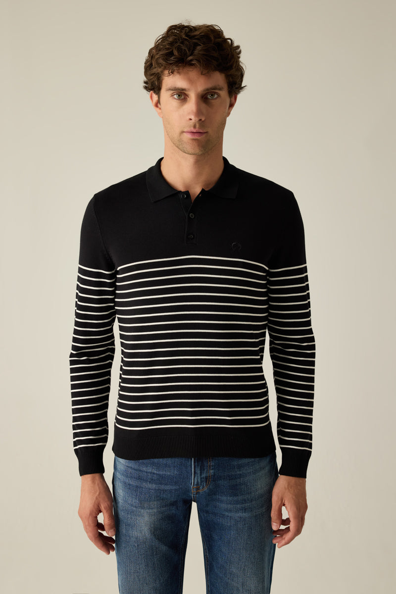 Herren-Feinstrickpullover – Mit Polokragen, Knopfleiste und feinen Ringelstreifen ab Schulterpartie, kombiniert mit uni gehaltenem Schulterbereich.