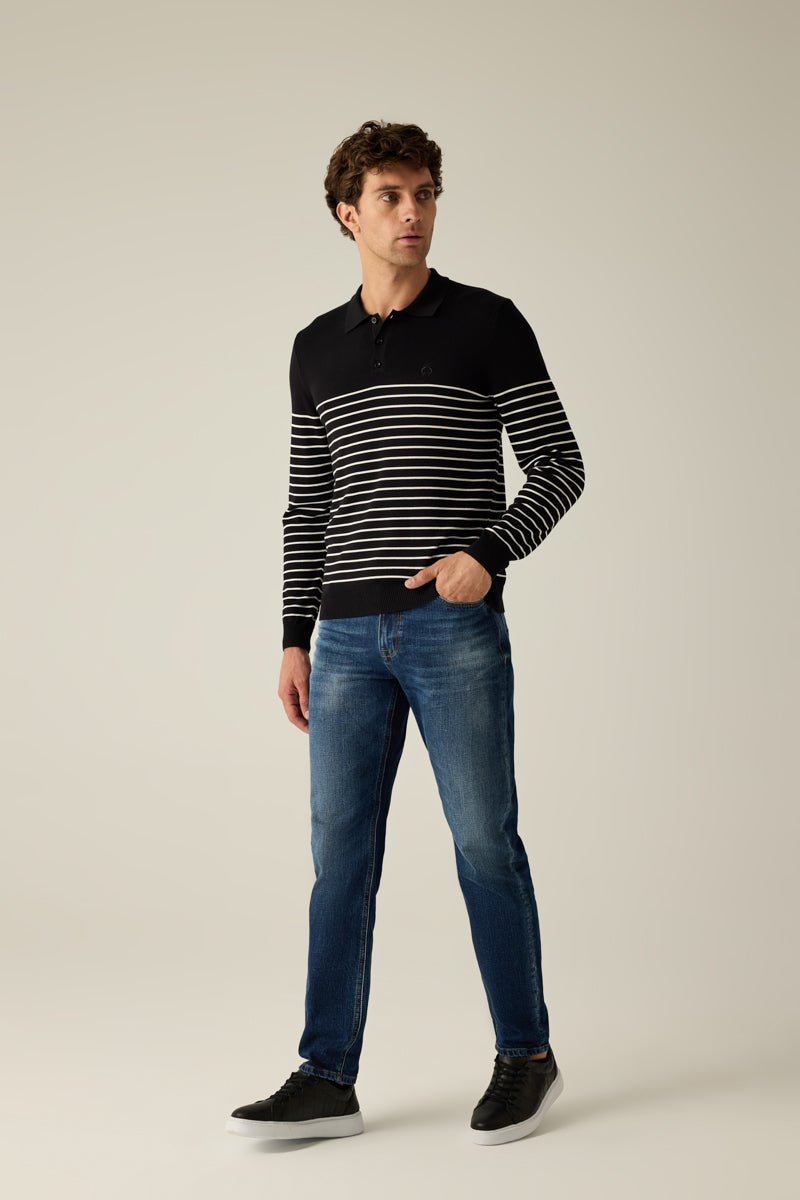 Herren-Feinstrickpullover – Mit Polokragen, Knopfleiste und feinen Ringelstreifen ab Schulterpartie, kombiniert mit uni gehaltenem Schulterbereich.